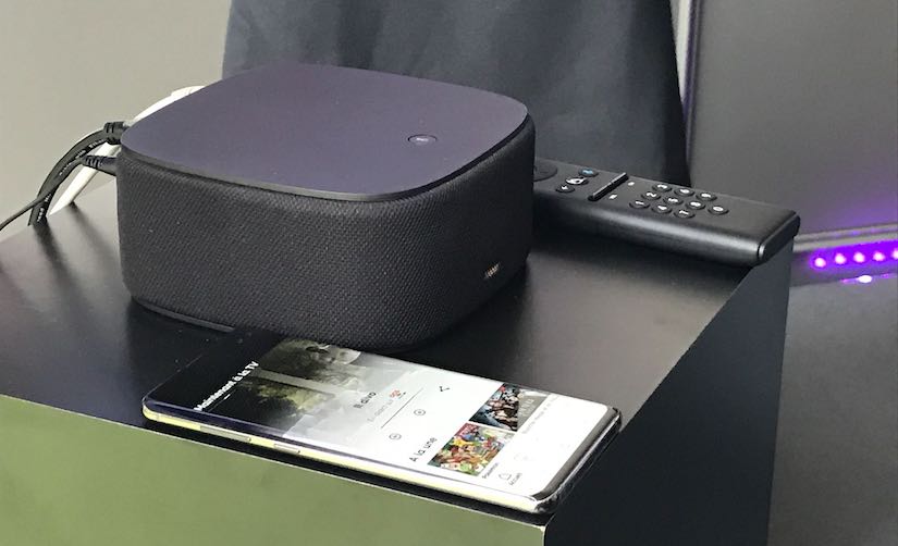 Le boitier SFR Box 8 TV avec sa télécommande et l'application SFR TV sur un smartphone